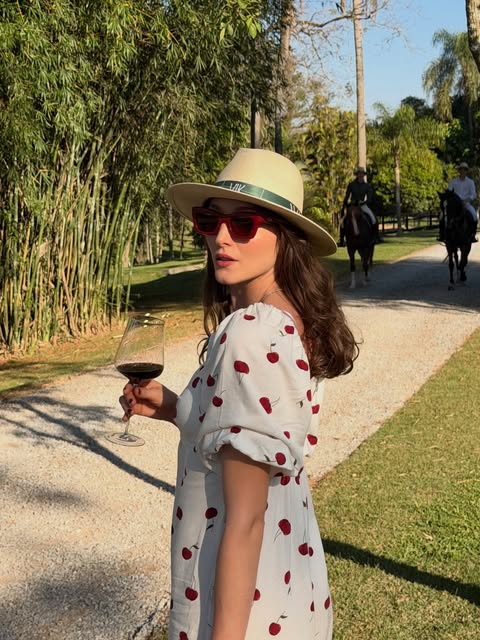 Renata Fontanetti com uma taça de vinho tinto